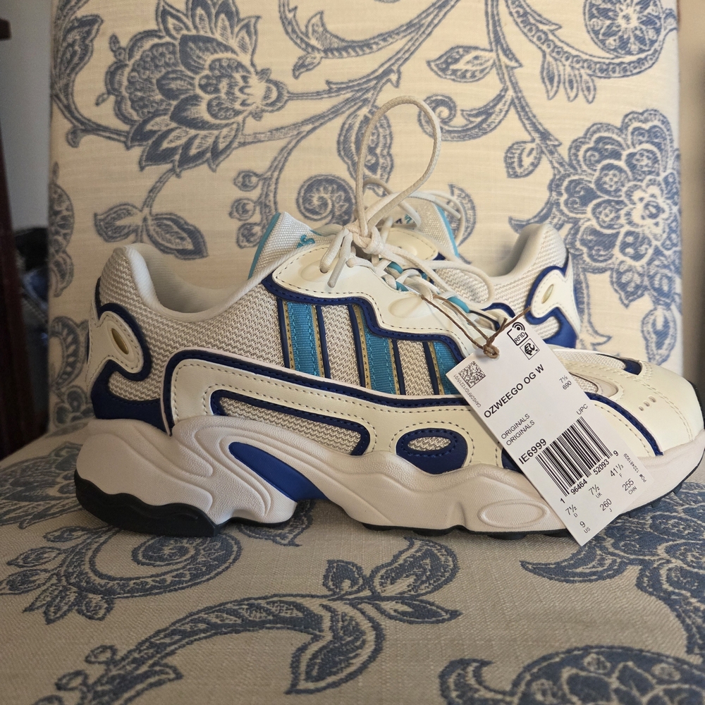 NIB/Adidas Ozweego/ Athletic Shoes - BNIB  Retro 90's Trendy Chunky, Dad Shoes